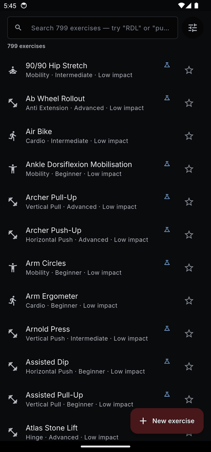 The exercise library: a search field over 799 exercises and an alphabetical list, each row showing the movement pattern, the level and the impact.
